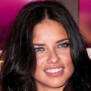 À 44 ans, Adriana Lima éblouit dans une tenue estivale