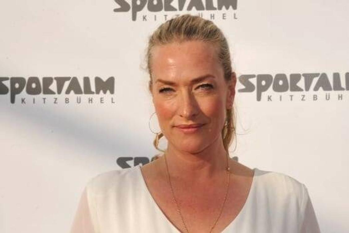 À 49 ans, cette mannequin allemande réinvente la mode avec ses bottes vernies et sa jupe, défiant les conventions