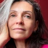À 57 ans, cette mannequin célèbre la beauté authentique et dévoile les bienfaits insoupçonnés du vieillissement