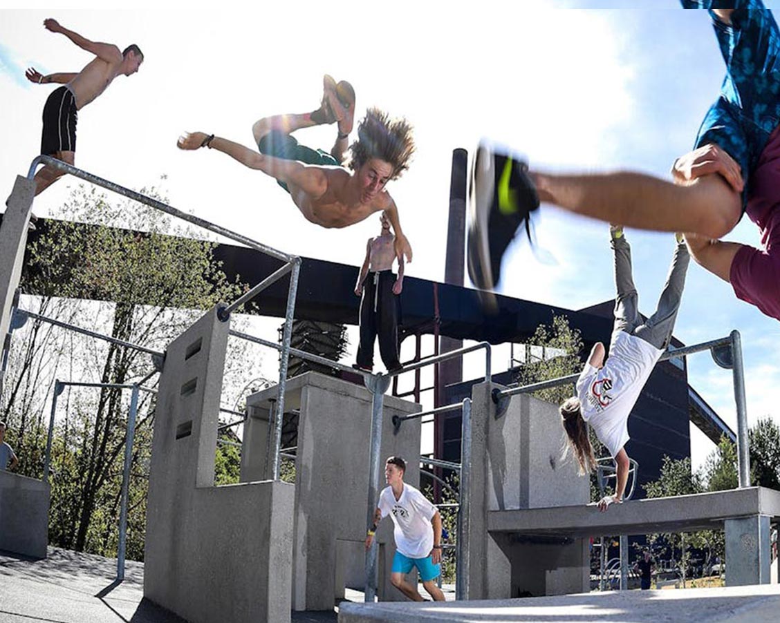 À 62 ans, elle défie les stéréotypes en maîtrisant le parkour avec une agilité surprenante
