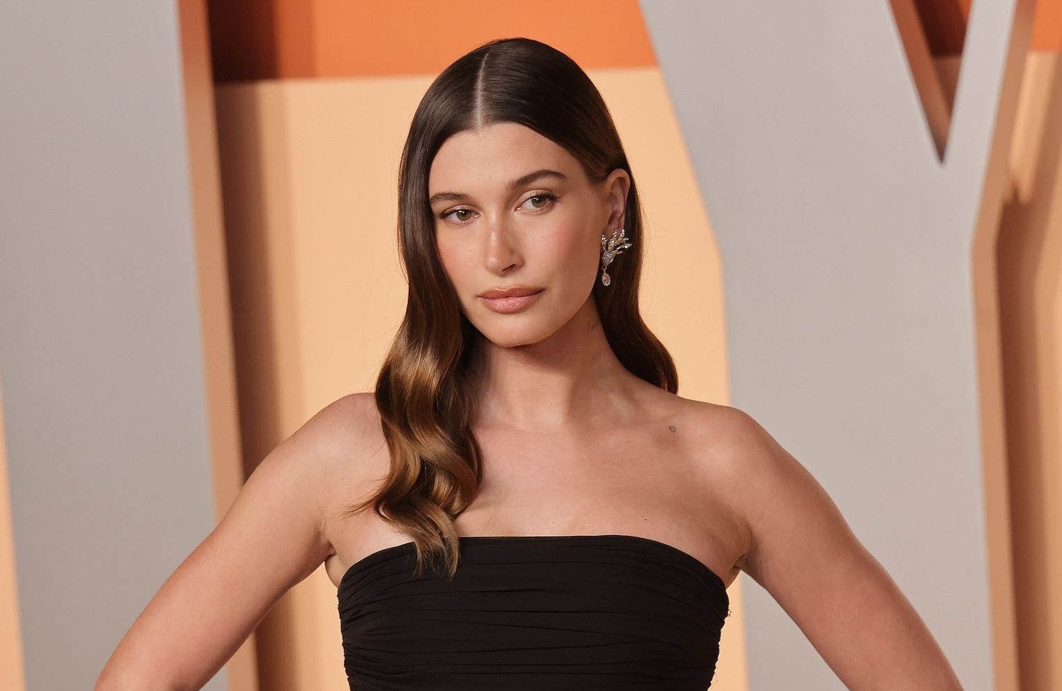 Hailey Bieber met fin aux spéculations sur son identité de genre avec une vidéo percutante