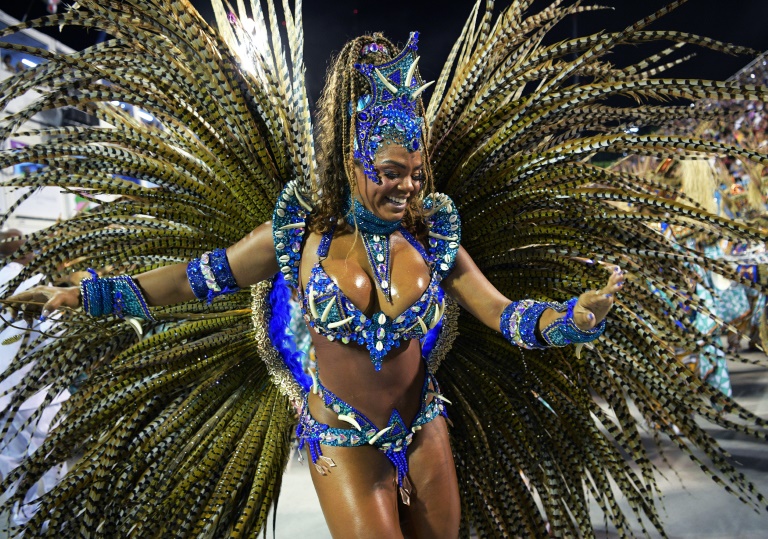 Les danseuses du Carnaval de Rio célèbrent la beauté des rondeurs au cœur du spectacle