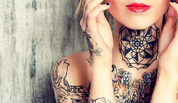 Son tatouage facial fait scandale et divise l’opinion
