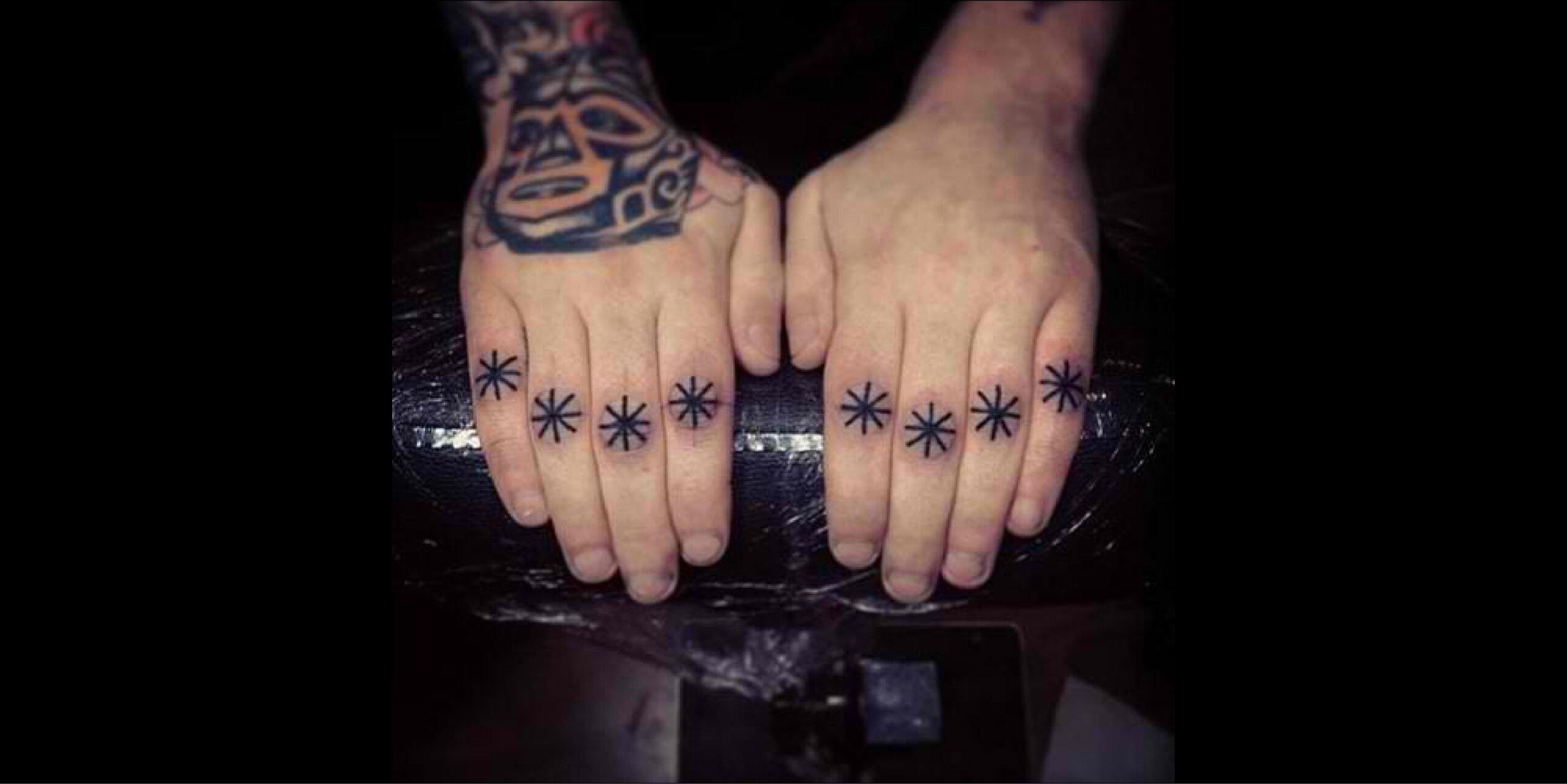 Tatouage doigt homme : Découvrez les différents styles et significations